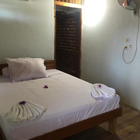 Bajo Sunset Hostel Labuan Bajo Exterior photo